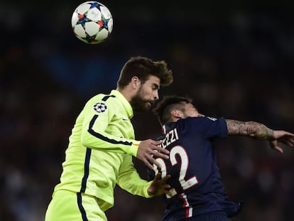 Piqué disputa el balón con Lavezzi.