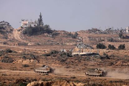 Tanques del ejército israelí recorren el interior de la franja de Gaza, este martes. 