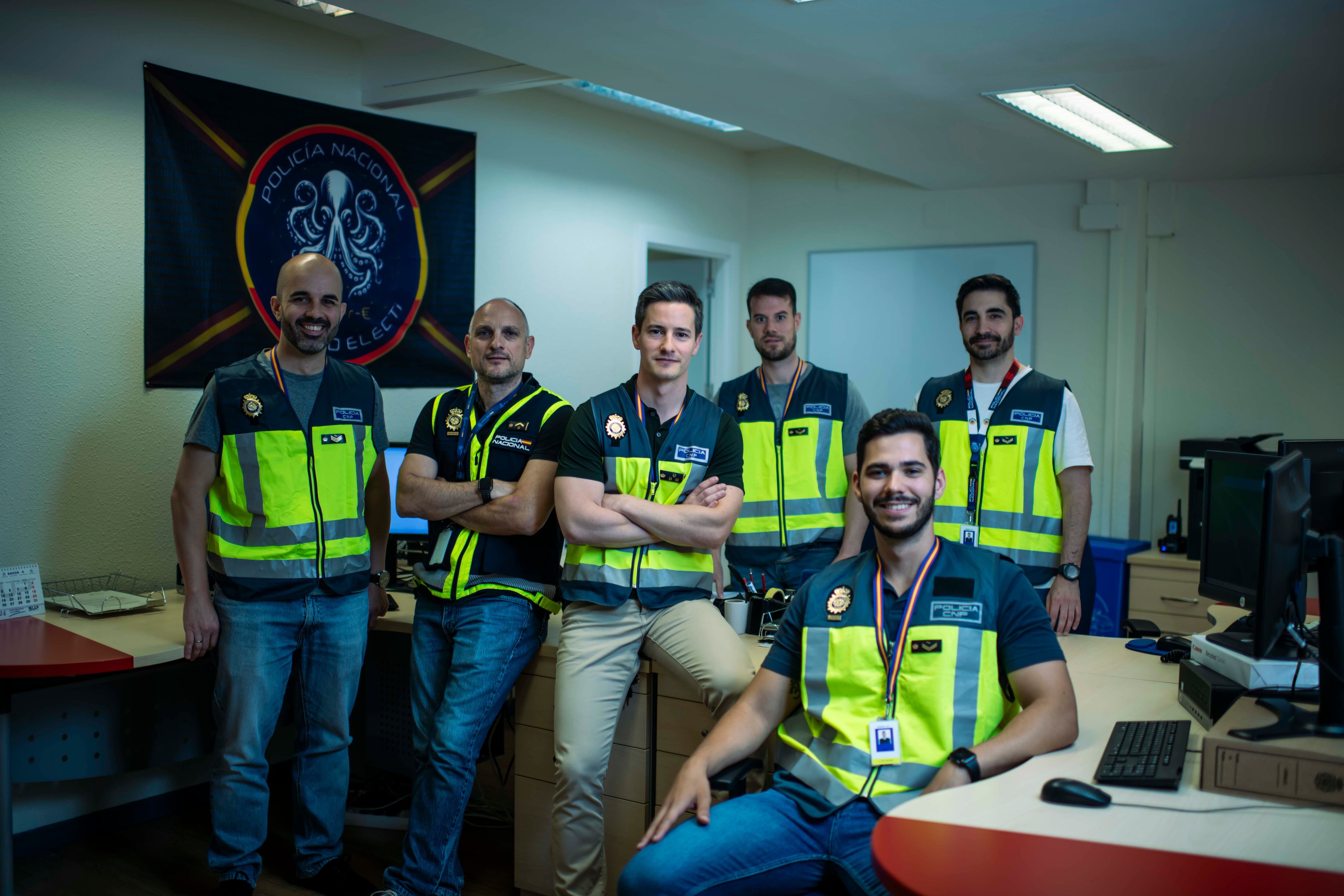 Integrantes del nuevo grupo de policia de la jefatura contra la ciberdelincuencia.
