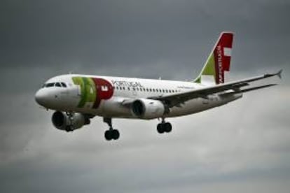 Un avión de la aerolínea portuguesa TAP se prepara para aterrizar en el aeropuerto Portela, Portugal. EFE/Archivo