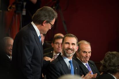 Felip VI somriu davant d'Artur Mas.