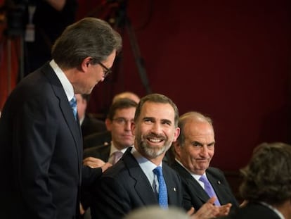 Felip VI somriu davant d&#039;Artur Mas.