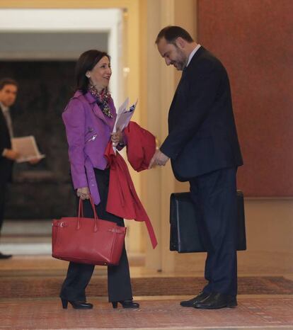 Los ministros Margarita Robles y José Luis Ábalos a su llegada a La Moncloa.