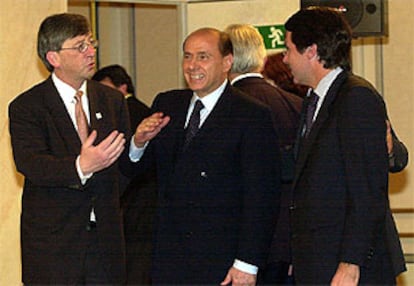 El luxemburgués Jean-Claude Juncker, el italiano Silvio Berlusconi y José María Aznar durante una cumbre europea.
