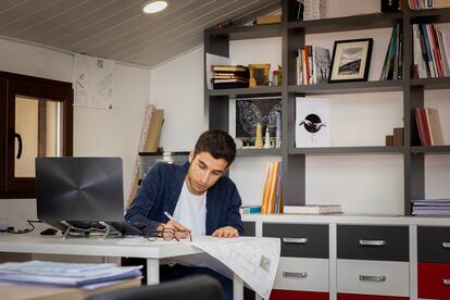 Fernando Manzaneque en el estudio de arquitectura de Diego Puerta. 