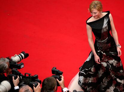 Cate Blanchett llega al estreno de <i>Robin Hood</i> en Cannes.