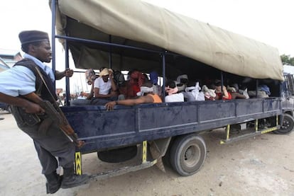 Un grupo de hombres detenidos por supuestamente pertecer a la milicia Al Shabab.