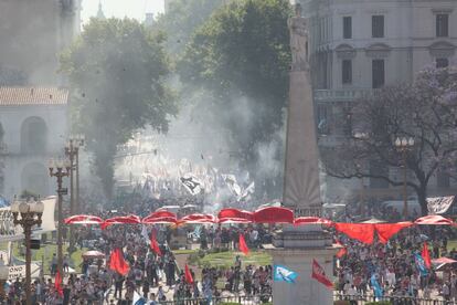 La Plaza de mayo se va llenando en la despedida de Cristina.