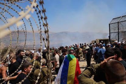 Cientos de personas pasan de un lado de la cerca del Golán Syrias en lo alto después de ser inaugurados por las tropas israelíes.