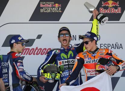 Valentino Rossi, en el podio, junto a Jorge Lorenzo y Marc Márzquez, segundo y tercero, respectivamente, del Gran Premio de España. 