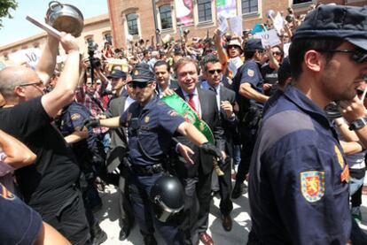 Agentes de la policía escoltan al nuevo alcalde de Getafe, Juan Soler.