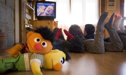 Niños viendo un programa de televisión.