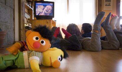 Ni&ntilde;os viendo un programa de televisi&oacute;n.