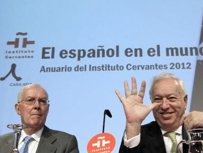 El ministro de Asuntos Exteriores, Jos&eacute; Manuel Garc&iacute;a Margallo (dcha.), acompa&ntilde;ado del director del Instituto Cervantes, V&iacute;ctor Garc&iacute;a de la Concha, en la presentaci&oacute;n del Anuario de esta instituci&oacute;n.