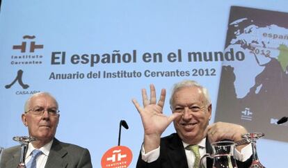 El ministro de Asuntos Exteriores, Jos&eacute; Manuel Garc&iacute;a Margallo (dcha.), acompa&ntilde;ado del director del Instituto Cervantes, V&iacute;ctor Garc&iacute;a de la Concha, en la presentaci&oacute;n del Anuario de esta instituci&oacute;n.