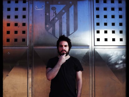 El actor Manuel Huedo en el estadio Vicente Calder&oacute;n .