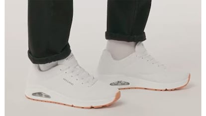 Zapatillas Skechers sobre fondo blanco.