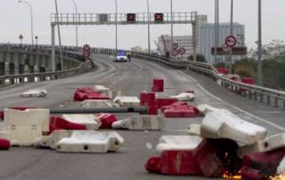 Vista de los destrozos ocasionados por un grupo de jóvenes con la cara cubierta, ayer en el puente de acceso a Cádiz.