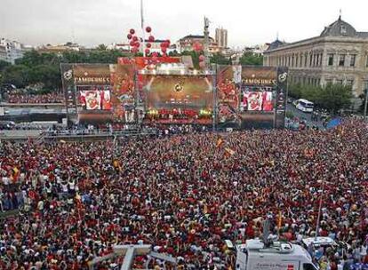 Vista general de la plaza de Colón repleta de hinchas que esperan la llegada del trofeo de la Eurocopa.