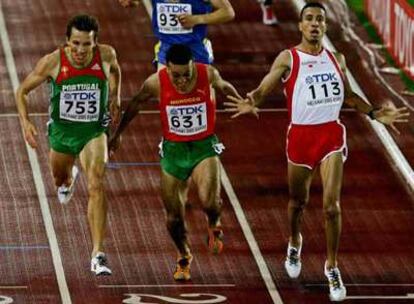 Adil Kauch, en el centro, en la final de los 1.500 de los Mundiales de Helsinki en 2005.