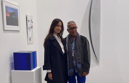 La artista Rachel Valdés —junto a su obra— y el comisario Juan Delgado, en ARCO.