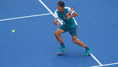 Federer resta la pelota a media pista ante Mayer.