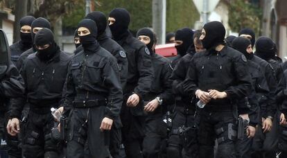 Miembros de la policía d élite de Francia, en las inmediaciones de la casa de Merah.