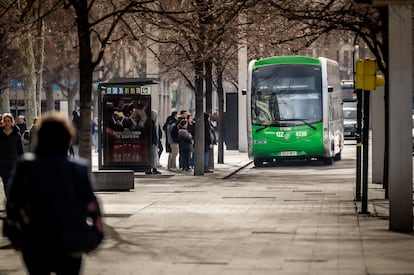 Un autobús urbano eléctrico llega a una de sus paradas en Zaragoza.