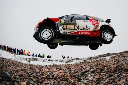 Craig Breen, de Irlanda, y su copiloto de Scott Martin controlan su Citroën DS3 WRC durante segunda etapa del Rally de Suecia, segunda prueba del Campeonato Mundial de Rally de la FIA.