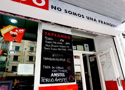 "A los nuestros no nos gusta llamarlos precios 'low cost', sino precios justos", señala el propietario del bar Tapeando. En la imagen, la entrada al establecimiento