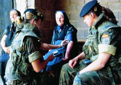 Dos soldados españolas prestan atención médica en Kosovo
