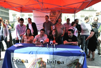 Representantes de Bildu presentan en Vitoria un manifiesto contra la corrupción.
