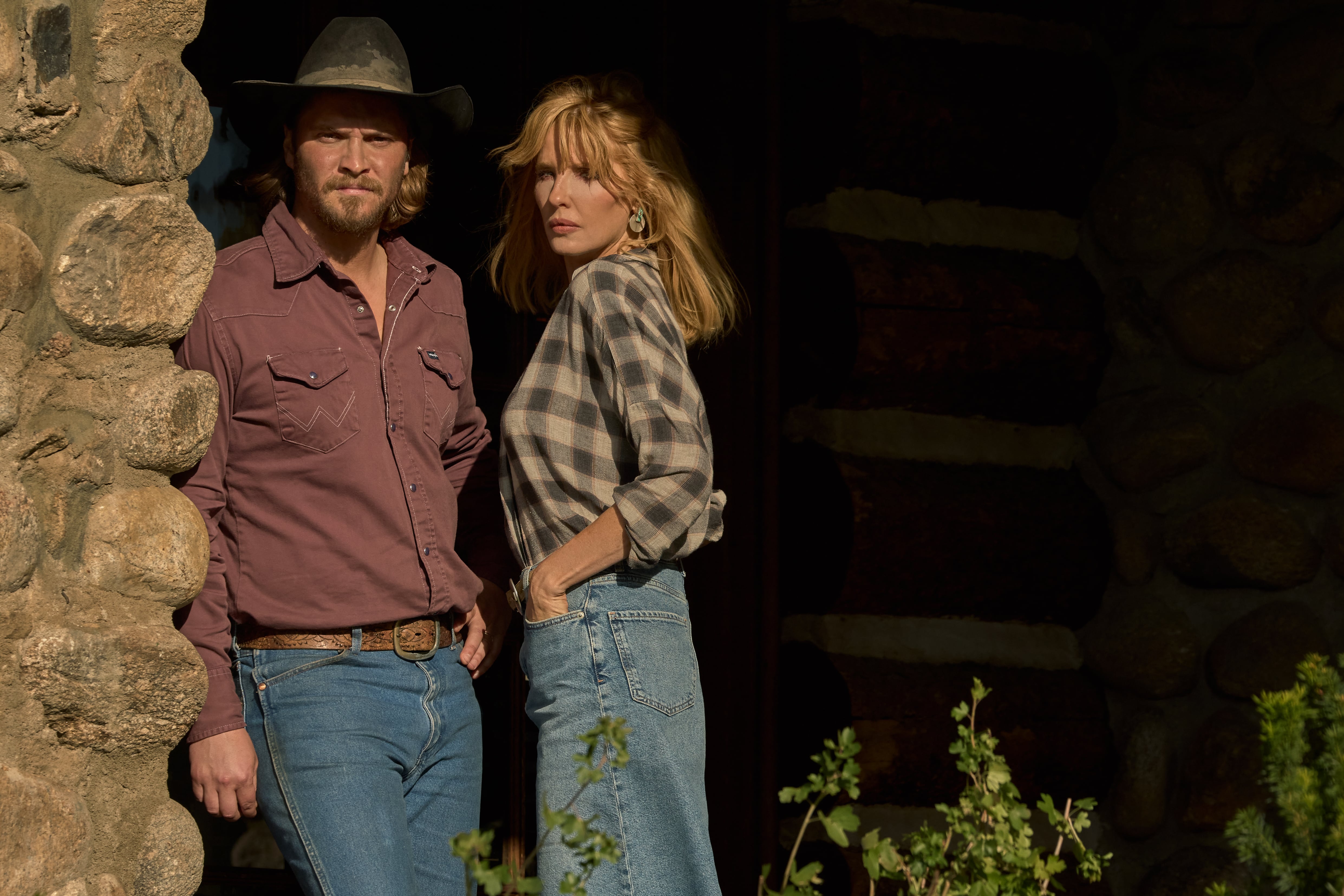 Luke Grimes y Kelly Reilly, en 'Yellowstone'.