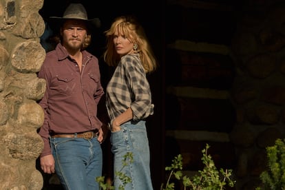 Luke Grimes y Kelly Reilly, en 'Yellowstone'.