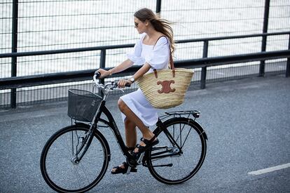 Nap dress + capazo + sandalias planas. El bautizado como 'vestido siesta' es apto incluso para montar en bici. La prenda estrella del verano aún seguirá presente en nuestras vidas durante el mes de septiembre. La influencer Filippa Hägg lo lleva con las sandalias más deseadas de Chanel y capazo de Celine.