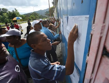 Lista de votantes en el exterior de un colegio electoral en Caracas.