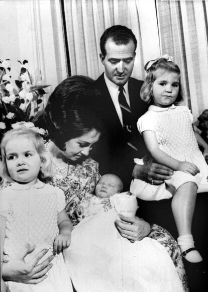 Presentacion oficial del Infante Felipe de Borbon y Grecia, tras su nacimiento en la Clinica de Nuestra Señora de Loreto, Madrid, 30 de Enero de 1968.