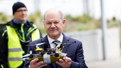 El canciller alemán, Olaf Scholz, sostiene un dron durante su visita este jueves a la Oficina Federal de Investigación Criminal.