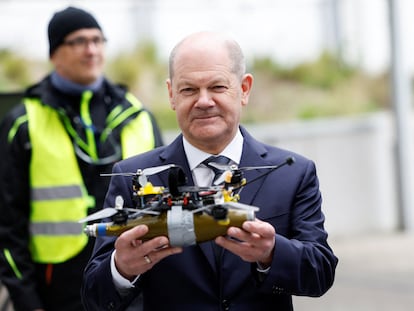 El canciller alemán, Olaf Scholz, sostiene un dron durante su visita este jueves a la Oficina Federal de Investigación Criminal.