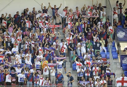 Aficionados de la SD Huesca en el primer partido del equipo en LaLiga Santander, ante el Eibar (Ipurua).