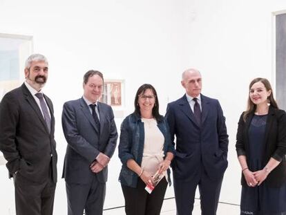 El director del área de cultura de la Fundación Bancaria La Caixa, Ignasi Miró; el comisario Joachim Pissarro; la directora general adjunta de la fundación, Elisa Durán; el nieto de Pablo y Olga Picasso, Bernard Ruiz-Picasso, y la comisaria Emilia Philippot.