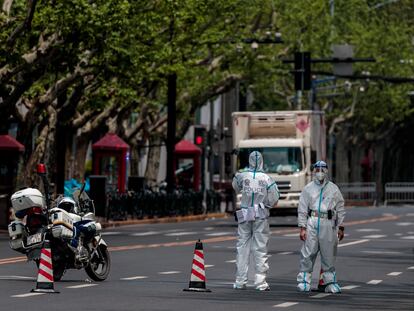 Dos policías bloquean una de las calles principales de Shanghái este lunes.