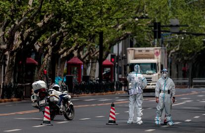 Dos policías bloquean una de las calles principales de Shanghái este lunes.