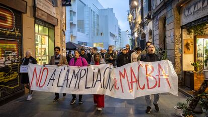 Protesta de vecinos y patinadores del Raval contra la ampliación del Macba, al fondo de la imagen, a costa de la plaza dels Àngels.