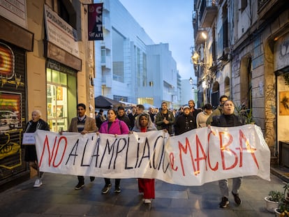 Protesta de vecinos y patinadores del Raval contra la ampliación del Macba, al fondo de la imagen, a costa de la plaza dels Àngels.