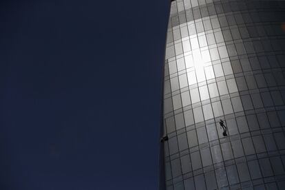 'Journey of the Flame', prueba que consiste en coronar escalando por su fachada, una de las Flame Towers de Azerbayan. Se trata de un complejo de tres torres: sur, este y oeste que, con alturas comprendidas entre los 140 y 190 metros, son los rascacielos más altos de Bakú, Azerbayán.