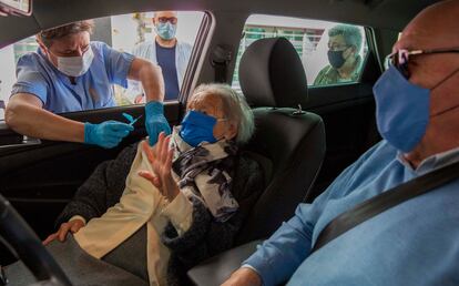 Joaquina tiene 106 años, es de Igantzi (Navarra) y esta mañana se ha vacunado dentro del coche en el Hospital Donostia.