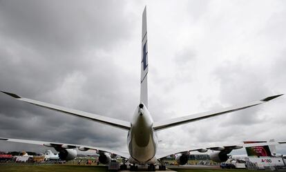 Vista del A-380 expuesto en la feria de Farnborough (Reino Unido)