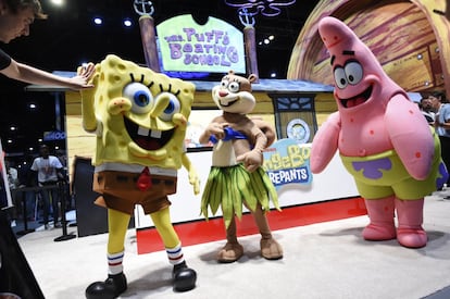 Tres personajes de la serie infantil 'Bob Esponja' saludan durante el salón anual internacional Comic-Con, celebrado en San Diego