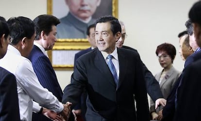 El presidente Ma Ying Jeou saluda a miembros del partido Kuomintang, este 3 de diciembre